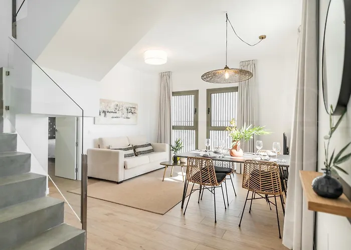 Spacious Apartment & Private Terrace By Rems