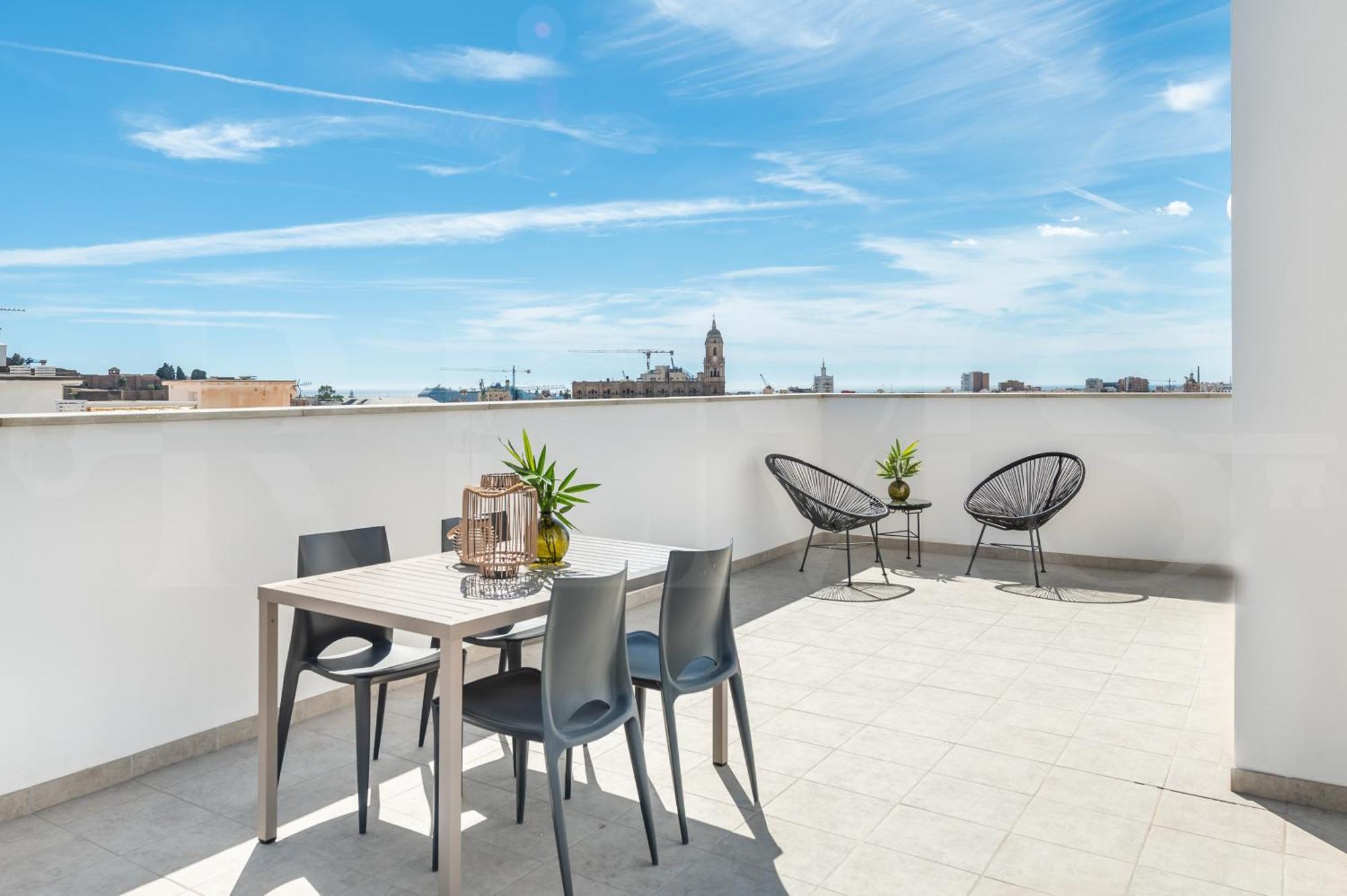 Spacious & Private Terrace By Rems *