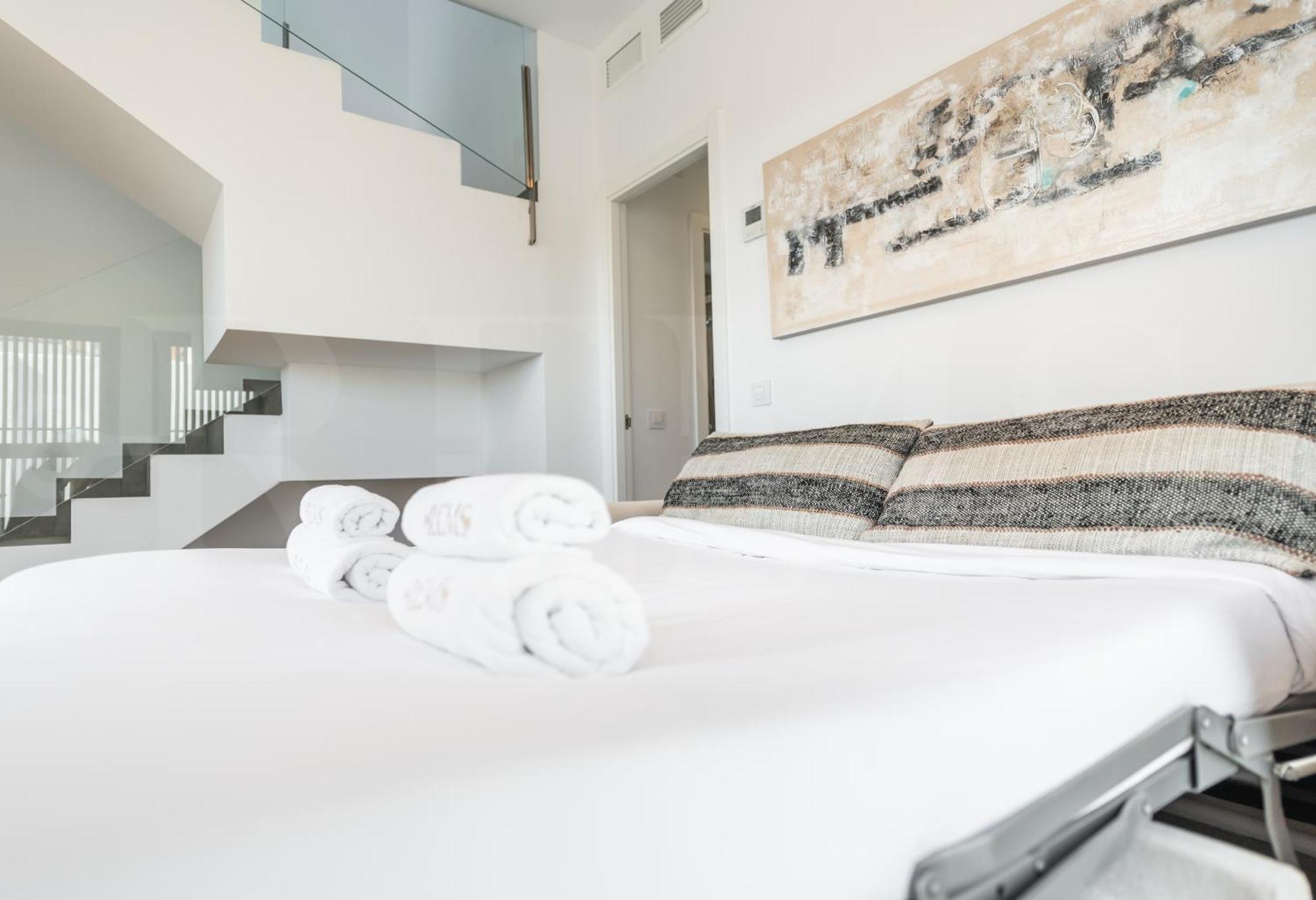 Spacious & Private Terrace By Rems *
